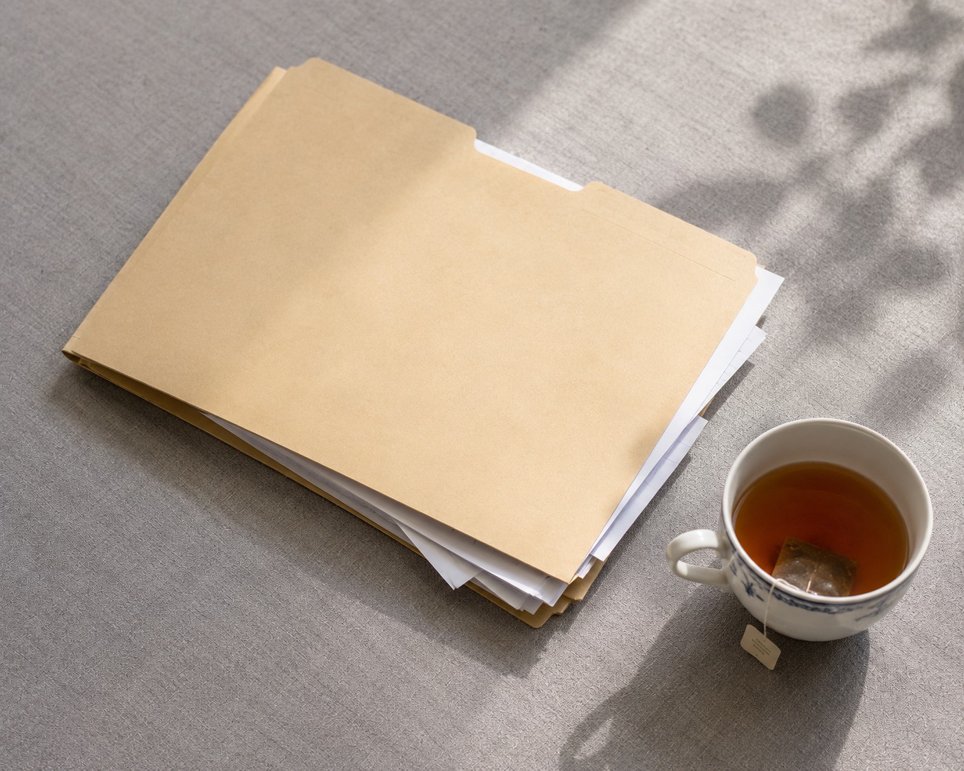 Carpeta con exámenes médicos junto a una taza de té