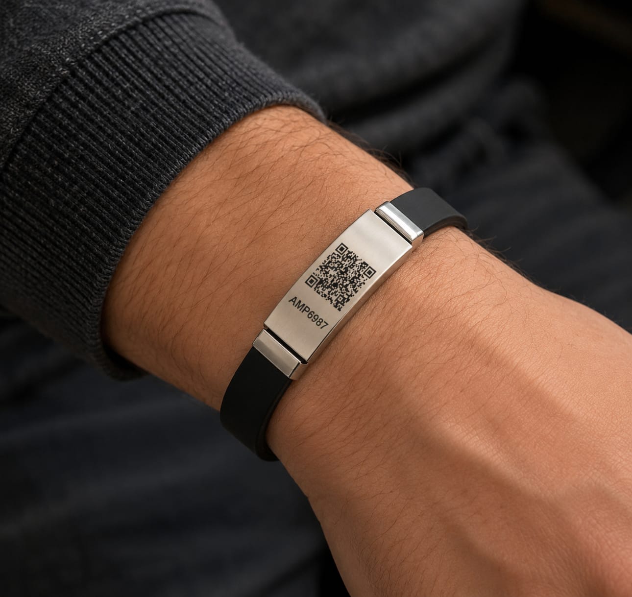 Pulsera Amparo con QR en la muñeca