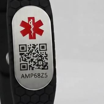 QR de la pulsera Amparo grabado en la placa de acero, siendo escaneado